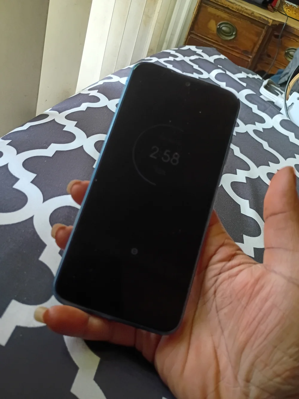 Motorola Moto E Blue Smartphone - Sleek Dual-Camera Design